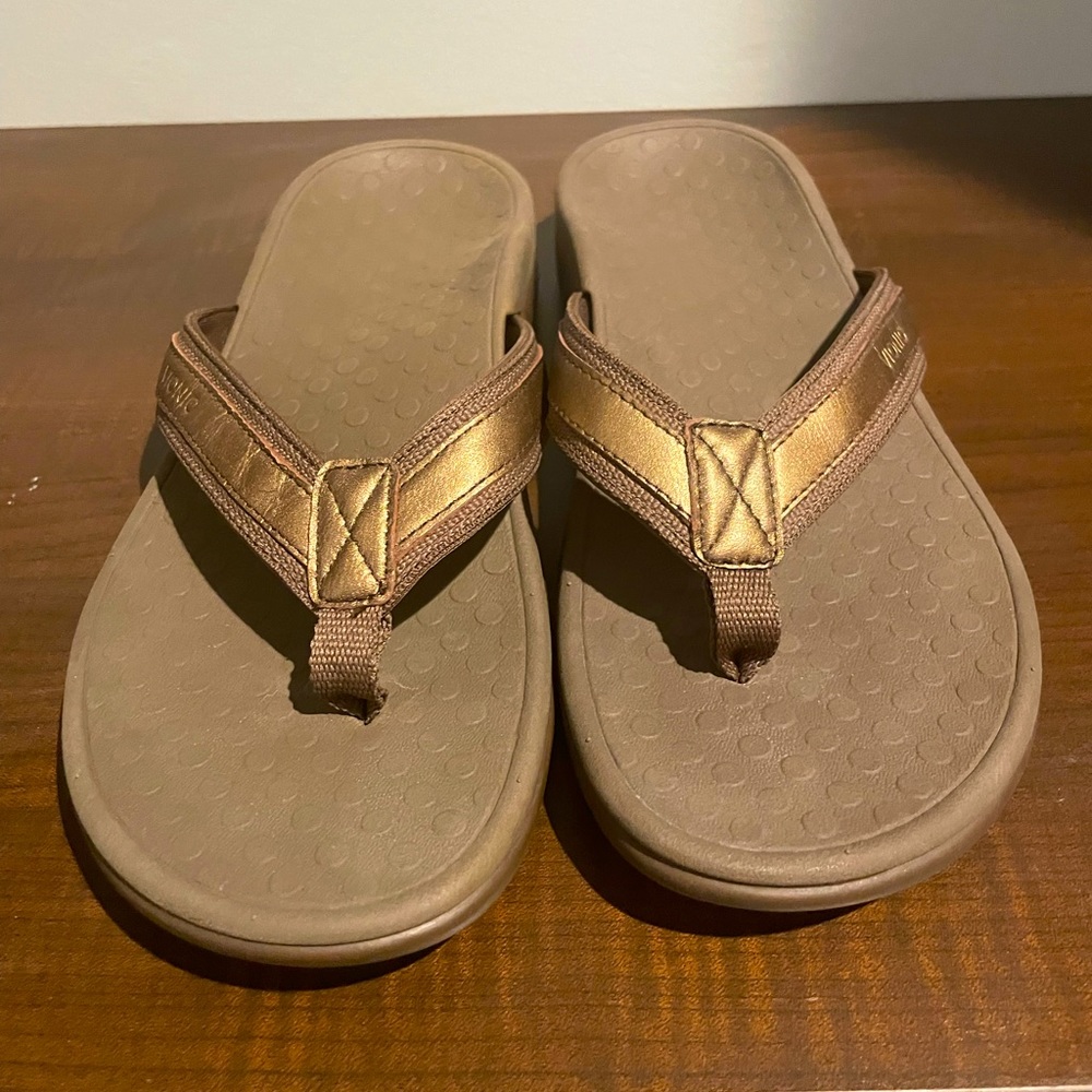 Vionic bronze size 7 flip-flops.